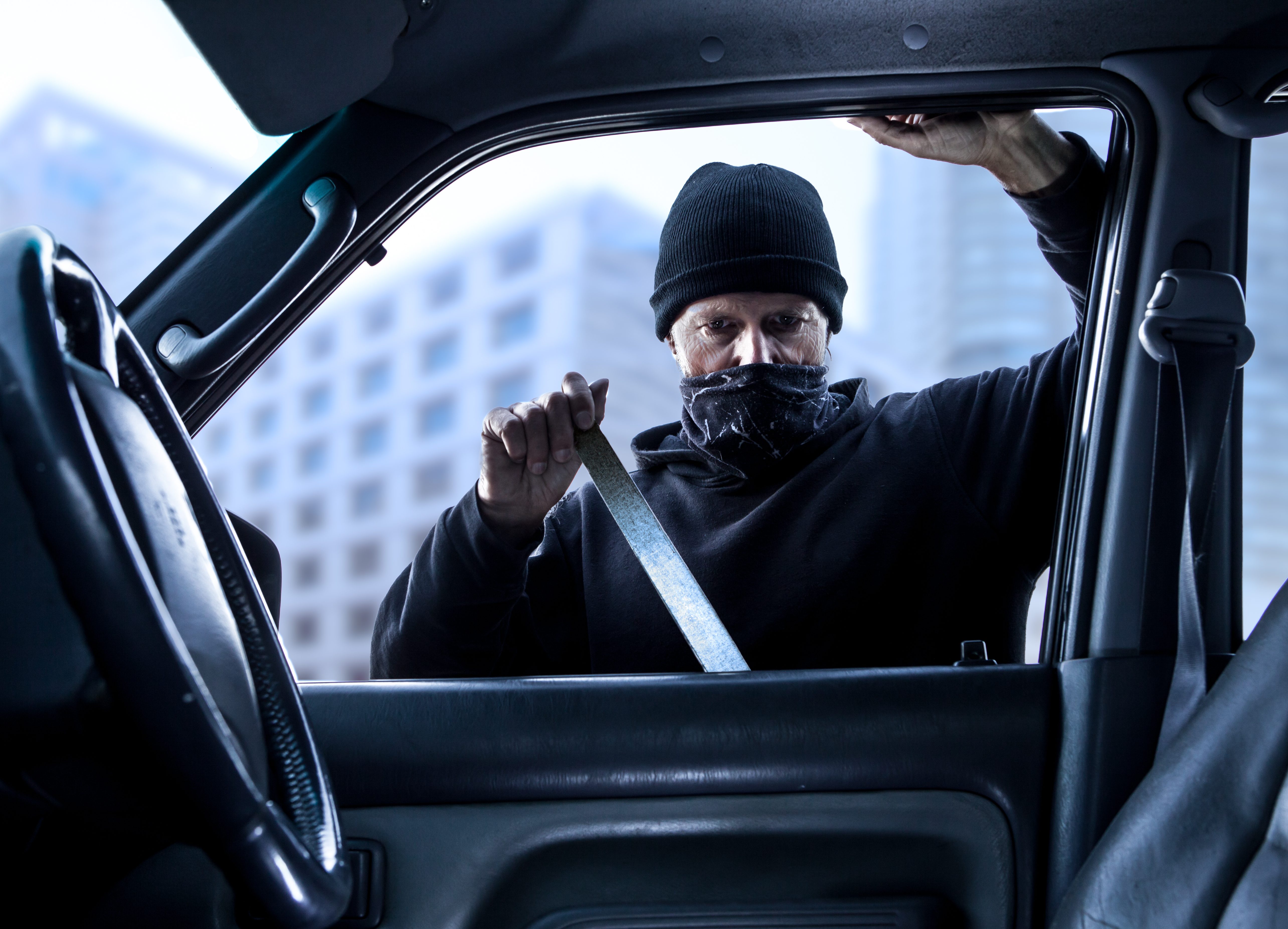 Into the car. Разбойники на машине. Breaking into. Взлом автомобиля. Мужик рассказывает взломщик авто.